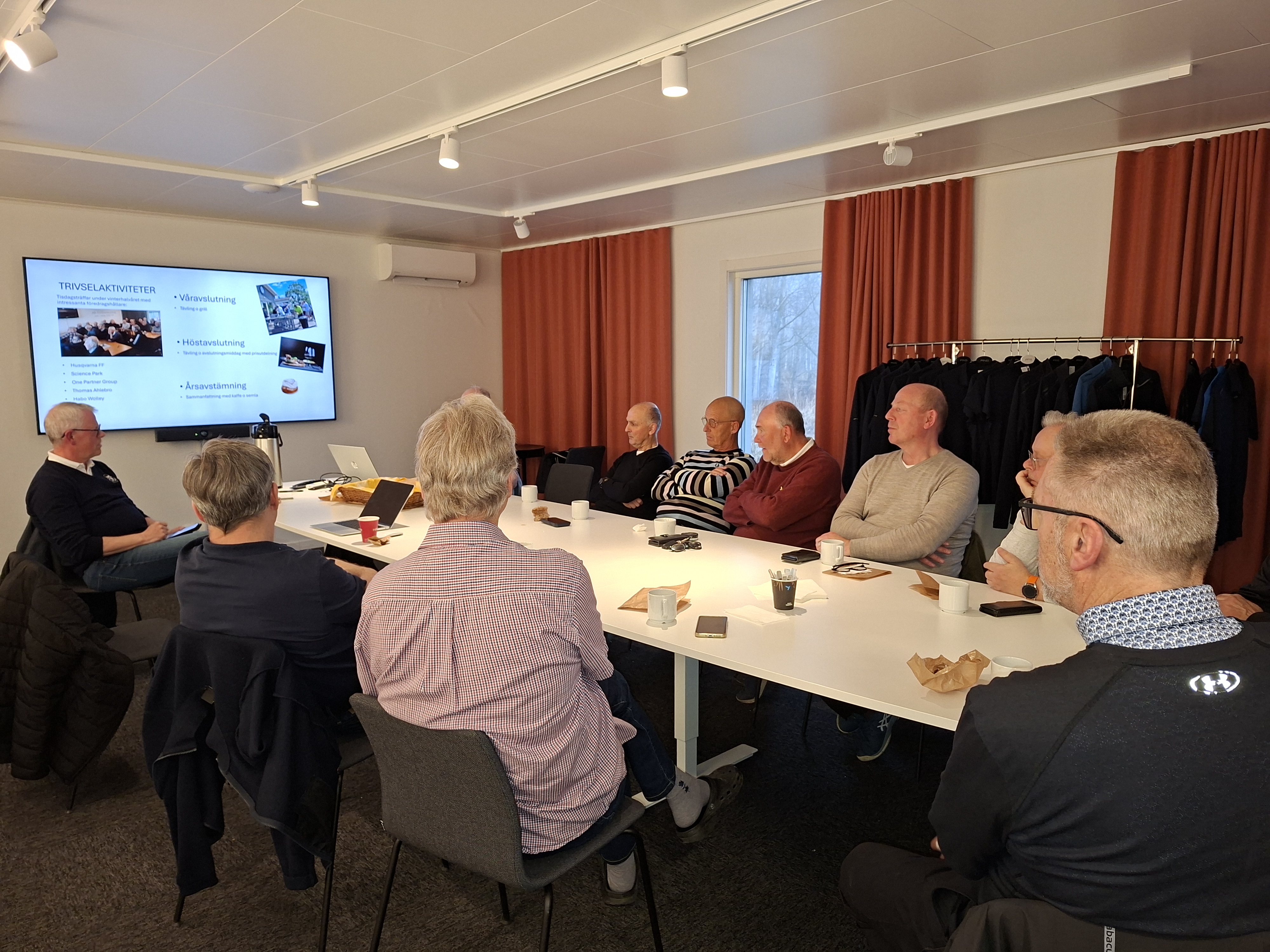 Intresserade åhörare tar del av Veteranernas aktivitetsutbud