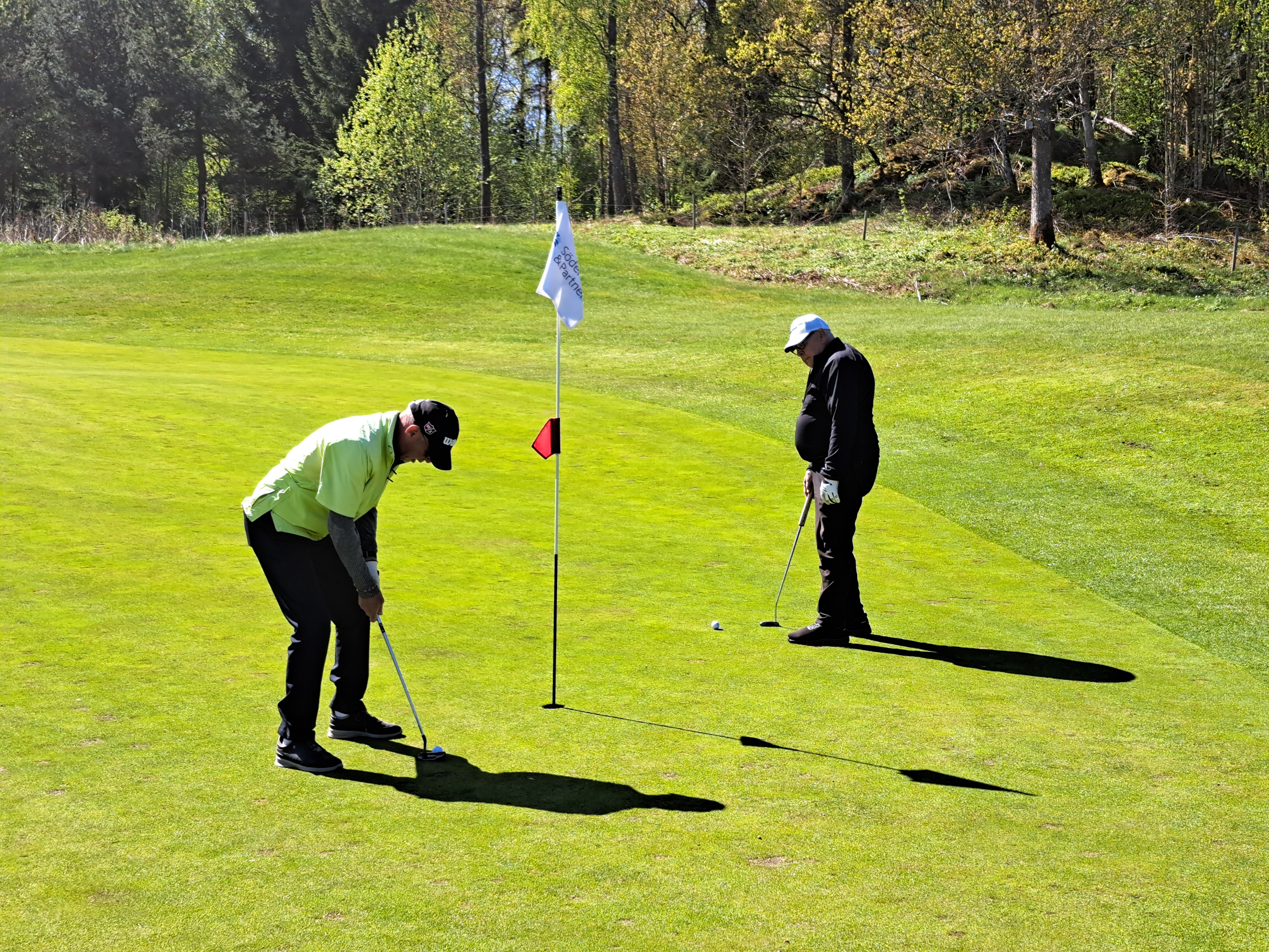 Jan Nilsson och Lasse Tegnér på green