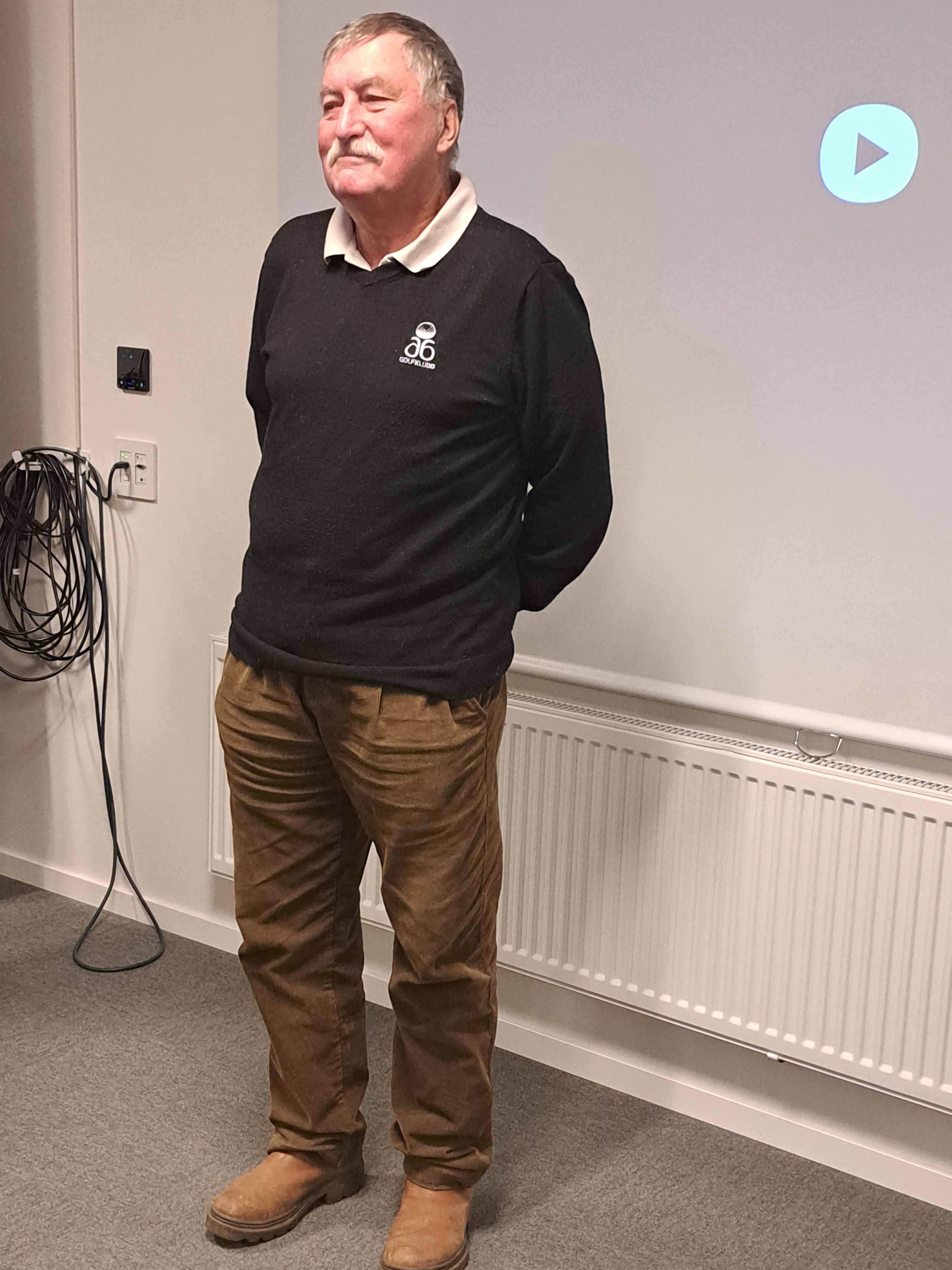 Anders Haraldsson gratuleras av Veterankompisarna