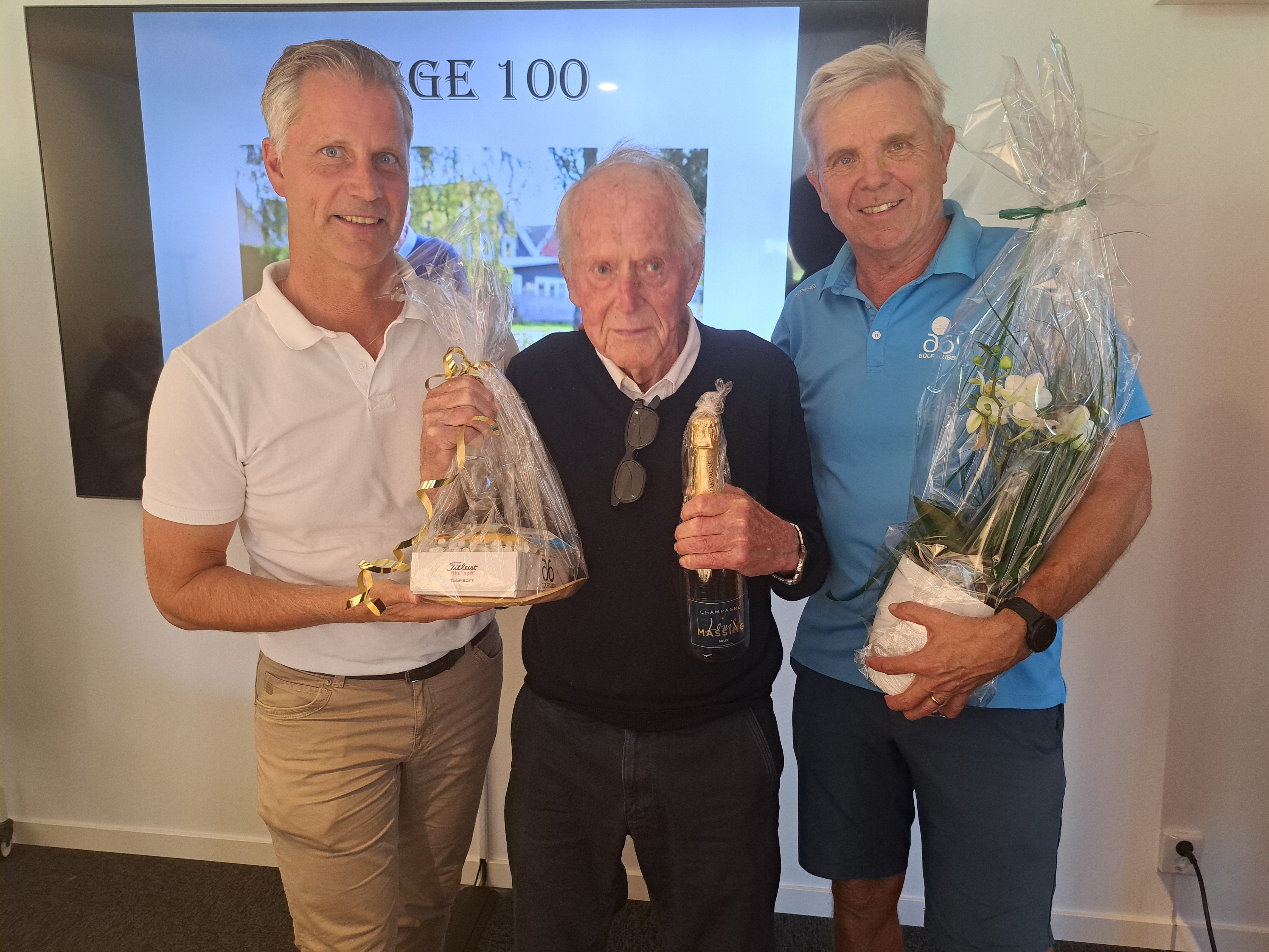 A6 GK klubbchef Per Svensson, dagens jubilar Sigge Lundberg samt veteranordförande Kent Fälth