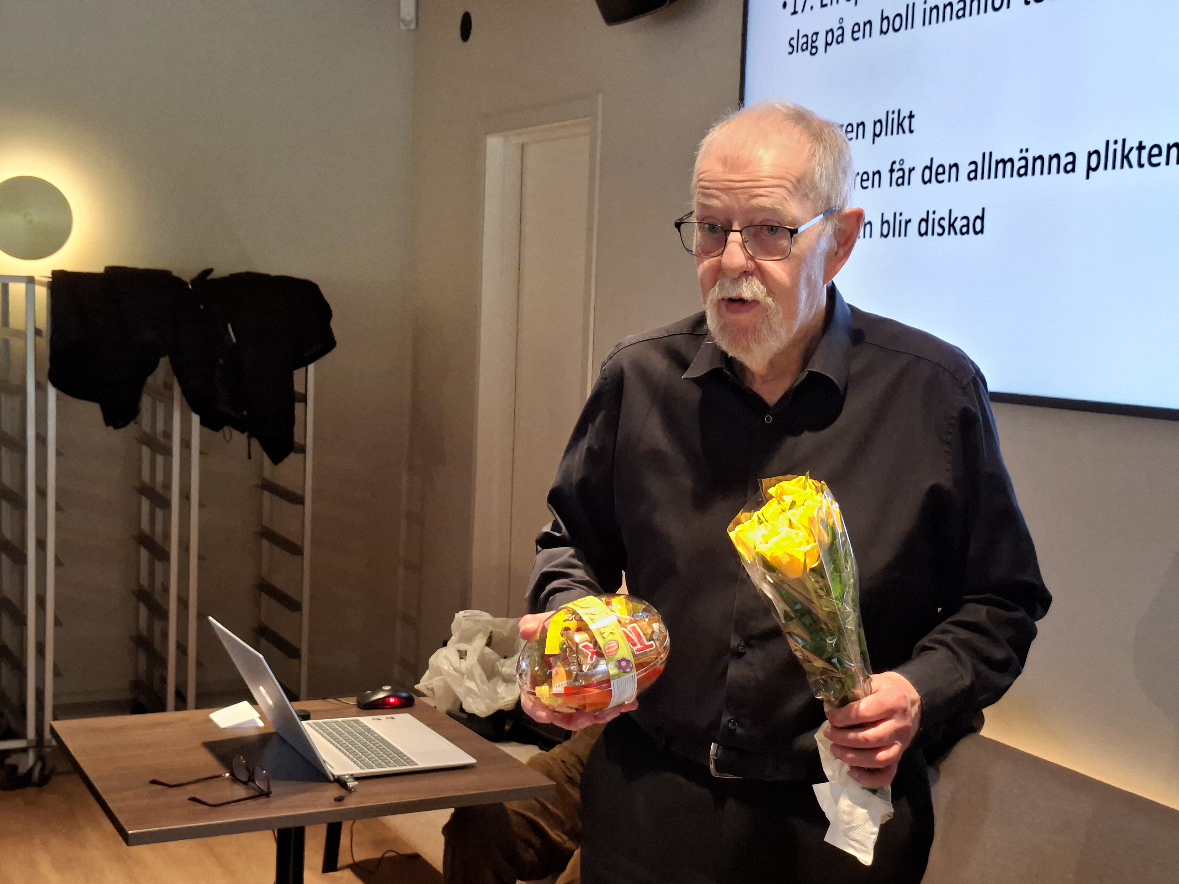 Kassör Berndt tackar för uppvaktningen