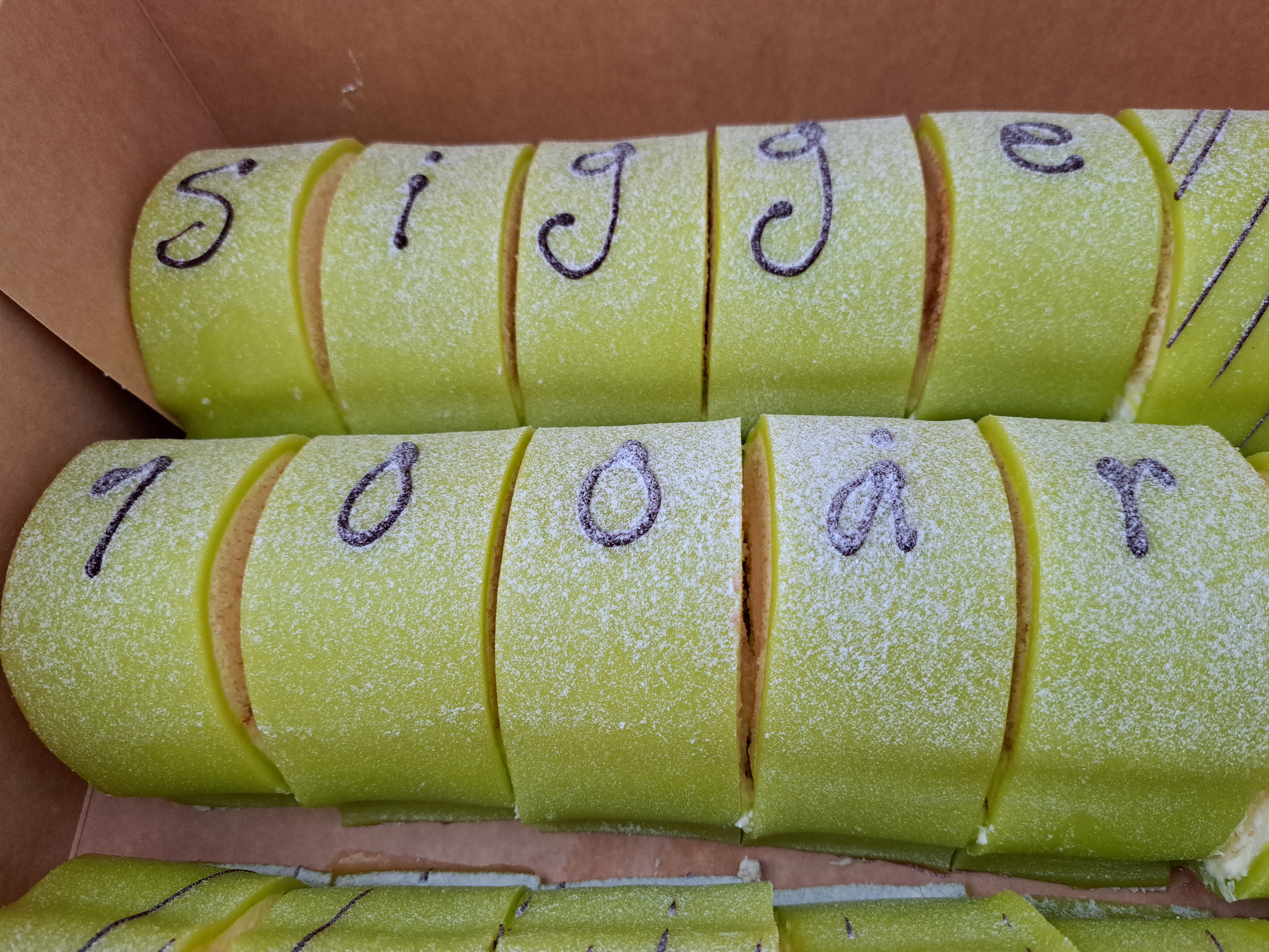 En tårta med jubilarens namn dagen till ära!