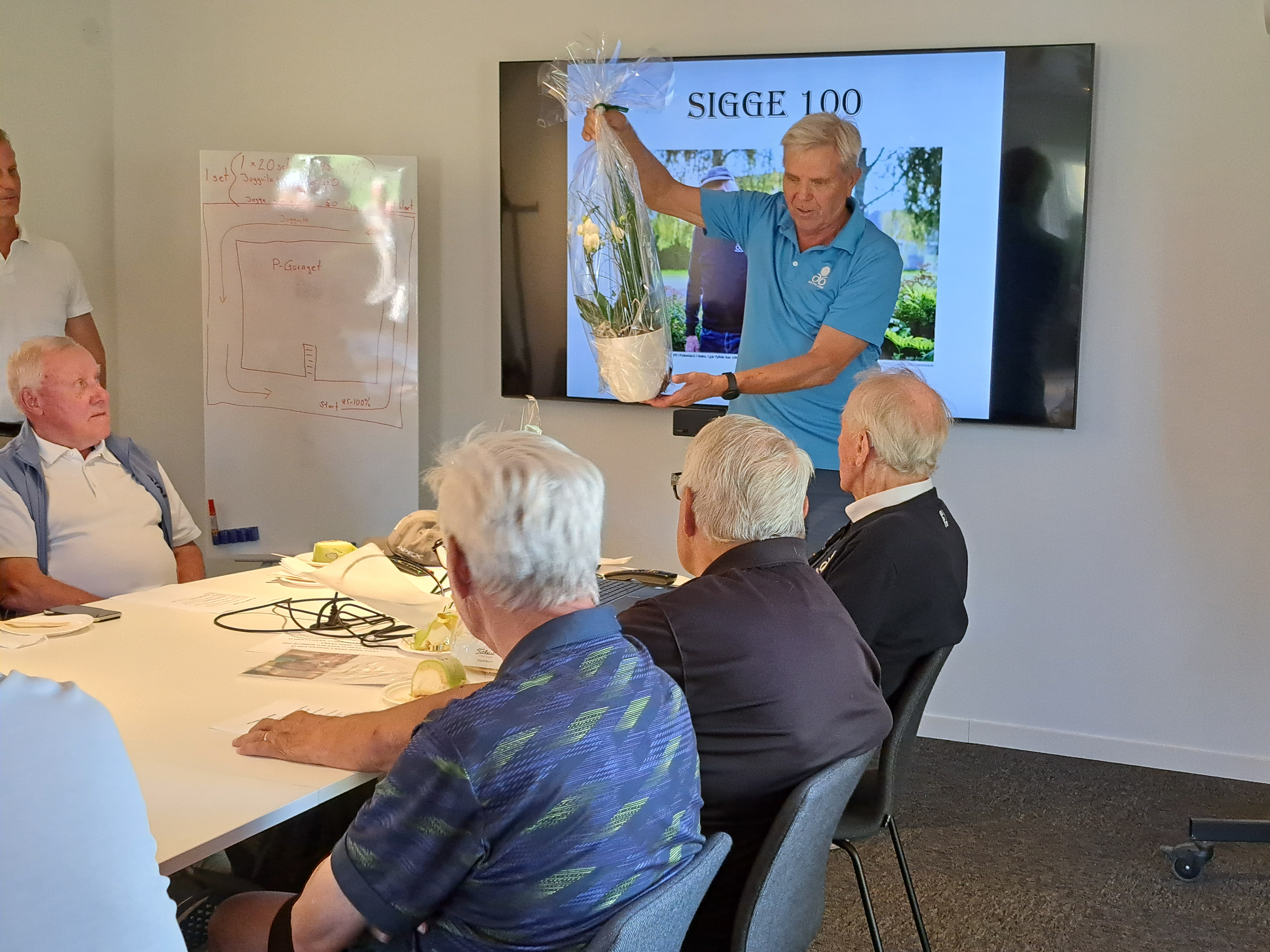 Kent Fälth överlämnar presenter till dagens jubilar