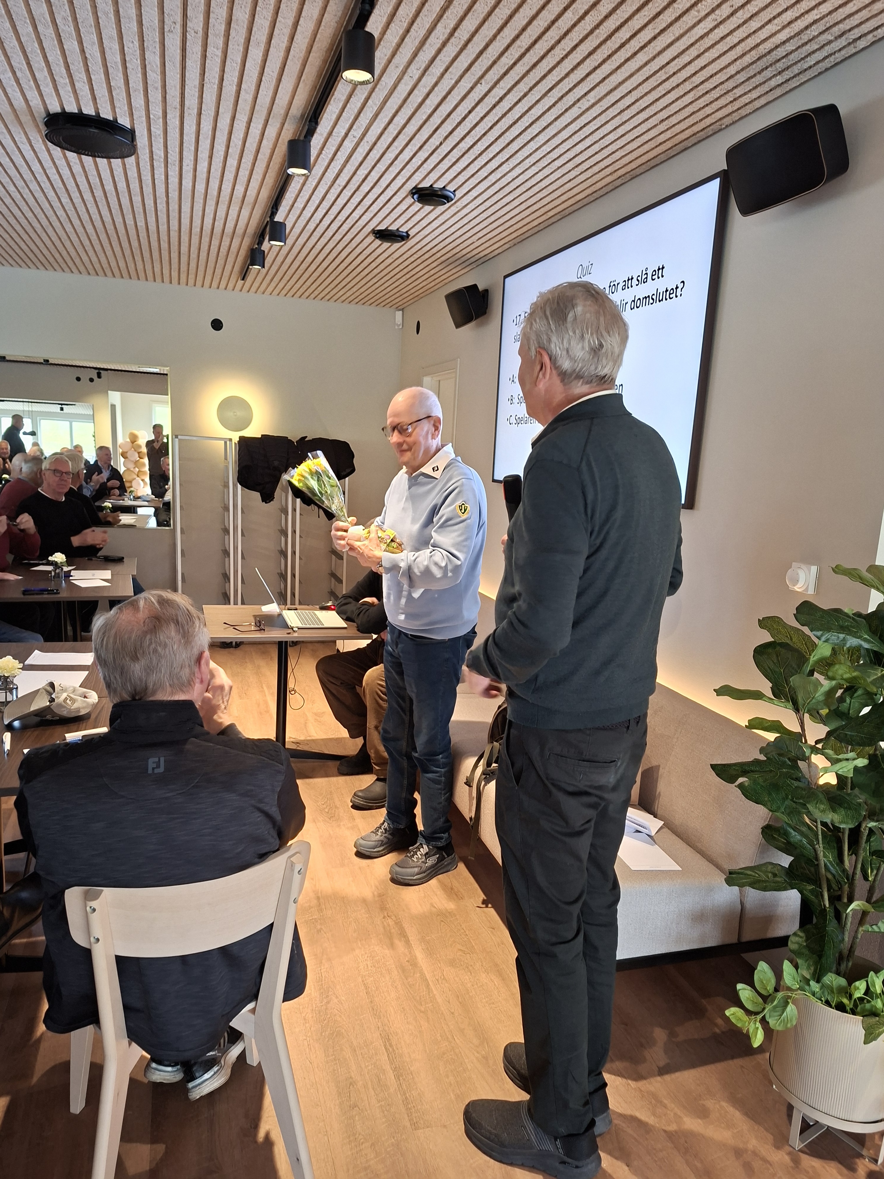 Bosse Ström tar emot tulpaner som tack för sina insatser