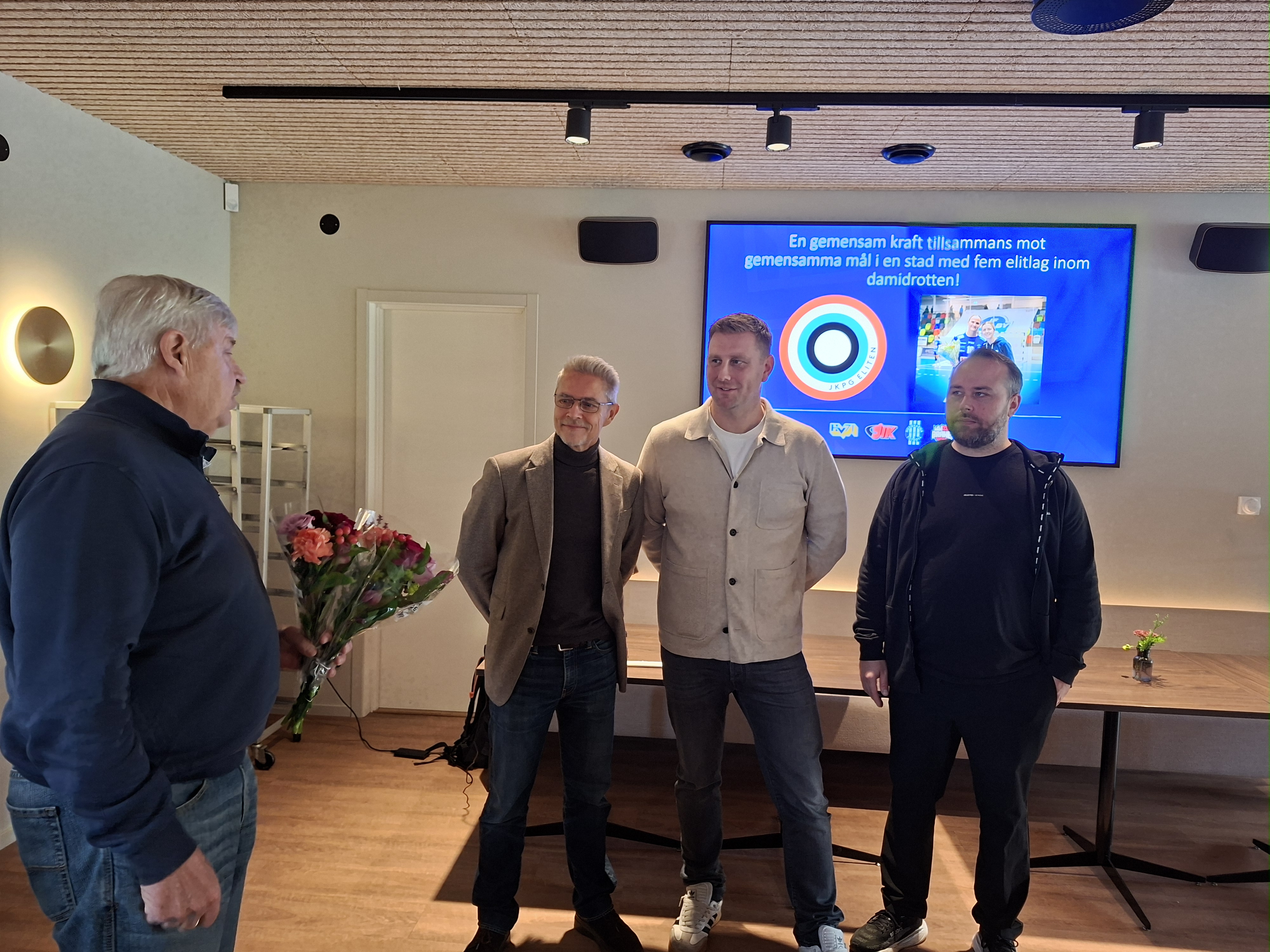 Gunnar tackar och överlämnar blommor för en uppskattad insats