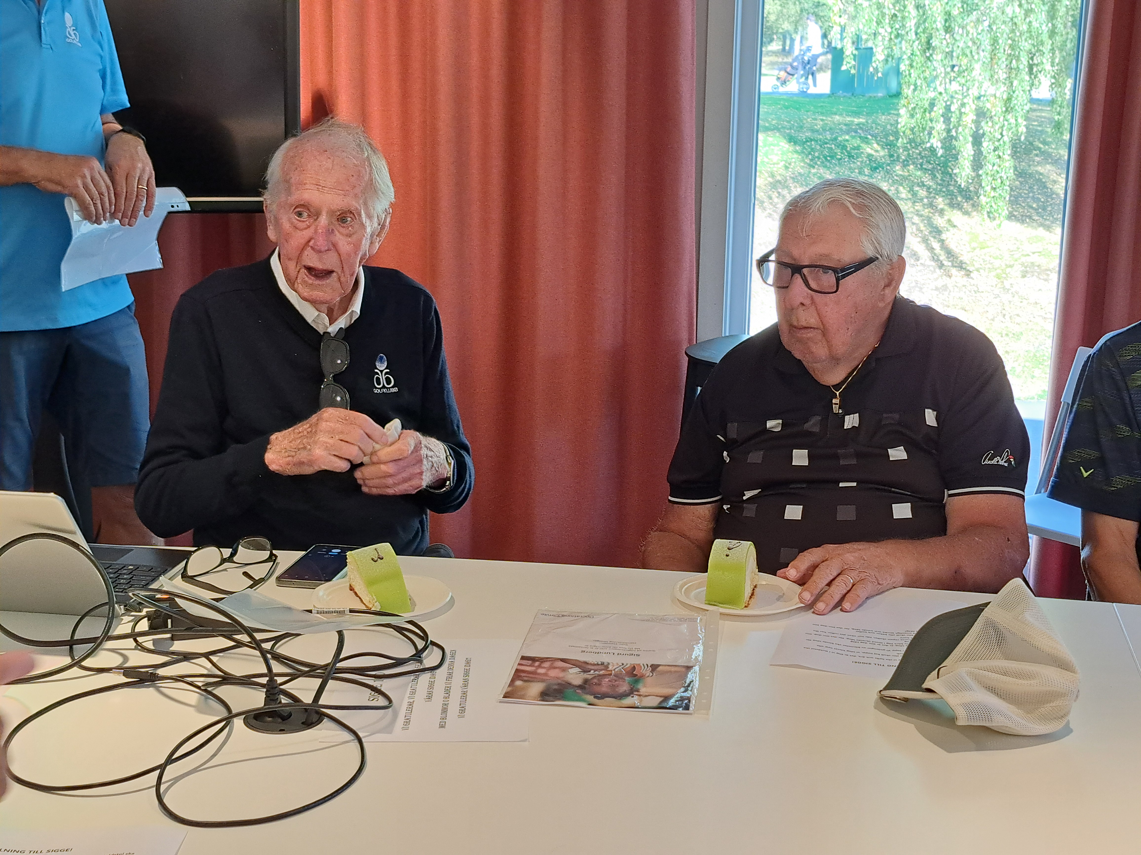 Sigge och Lasse i samspråk över varsin jubileumsbakelse