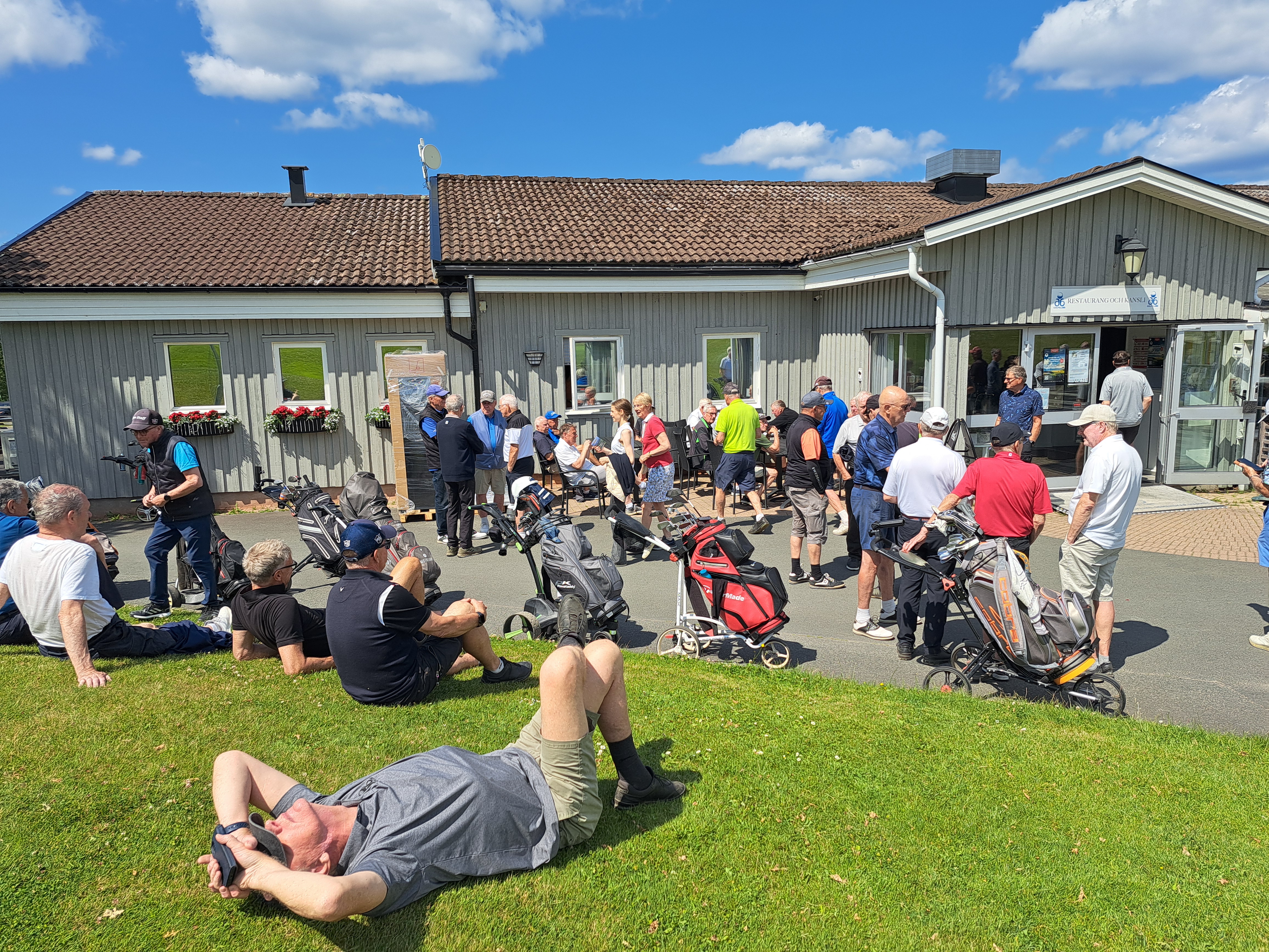 Välförtjänt vila efter dagens insats på golfbanan